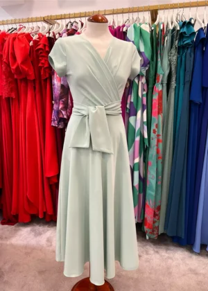 Vestido de fiesta midi con manga corta