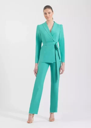 Traje de fiesta de crepe fluido con solapa