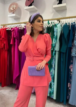 Traje de fiesta de crepe fluido con cinturón