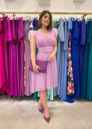 Vestido de fiesta corto con plumas