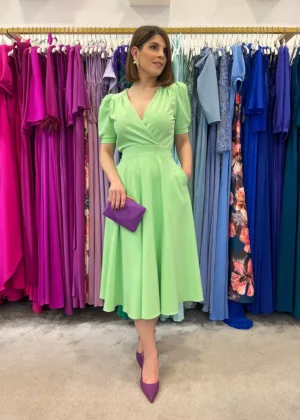 Vestido de fiesta corto con falda de vuelo y manga farol