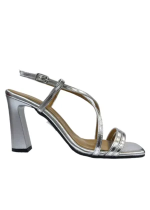 Sandalia de tiras cruzadas con tacón medio plateado