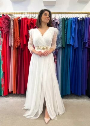 Vestido de novia de tul con plumas y mangas
