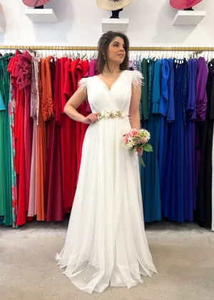 Vestido de novia de tul con plumas