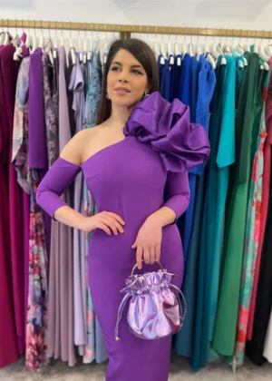 Vestido de invitada de boda morado con mangas asimetrico y abullonado de tafetan en el hombro. Tienda ylma mdoas gijon