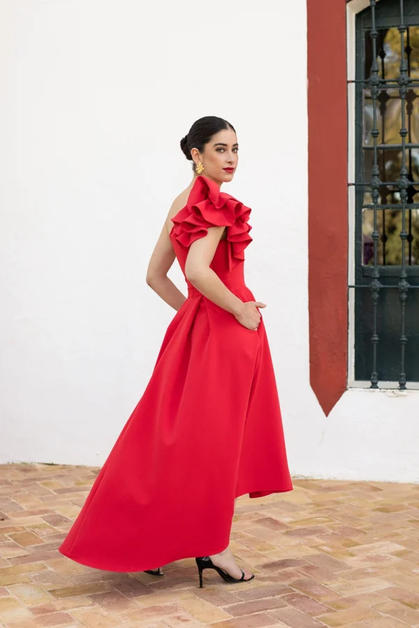 Vestido de boda rojo más corto por alante con falda de tablas y un tirante asimétrico con volante