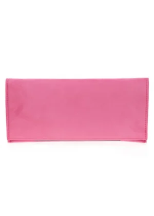 Bolso de fiesta sobre plano fucsia