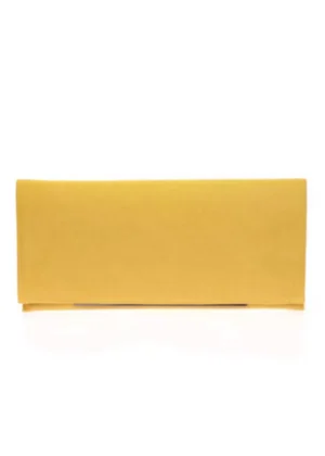 Bolso de fiesta sobre plano amarillo
