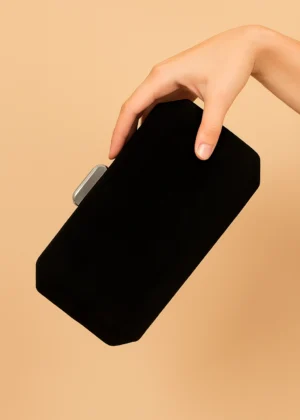Bolso clutch de antelina negro con cierre plata