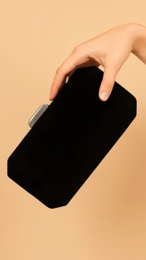 Bolso clutch de antelina negro con cierre plata