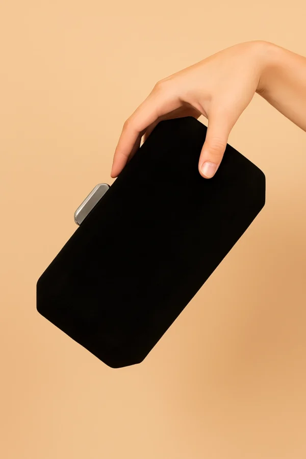 Bolso clutch de antelina negro con cierre plata