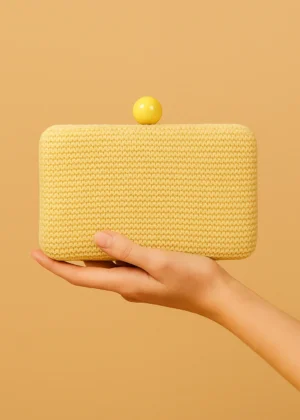 Bolso clutch de rafia amarillo con cierre de bola