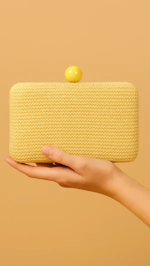 Bolso clutch de rafia amarillo con cierre de bola