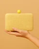 Bolso clutch de rafia amarillo con cierre de bola