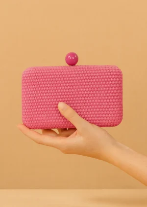 Bolso clutch de rafia fucsia con cierre de bola