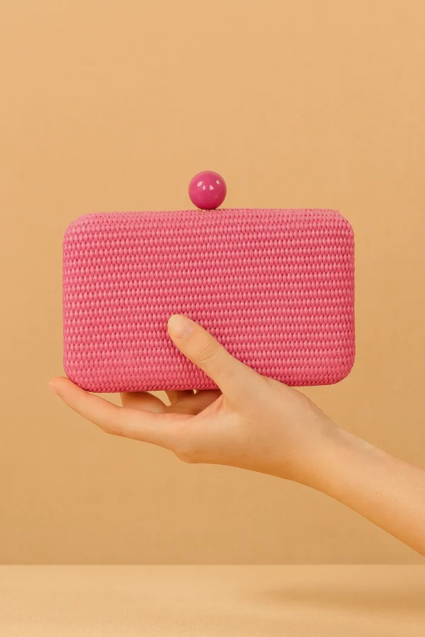 Bolso clutch de rafia fucsia con cierre de bola