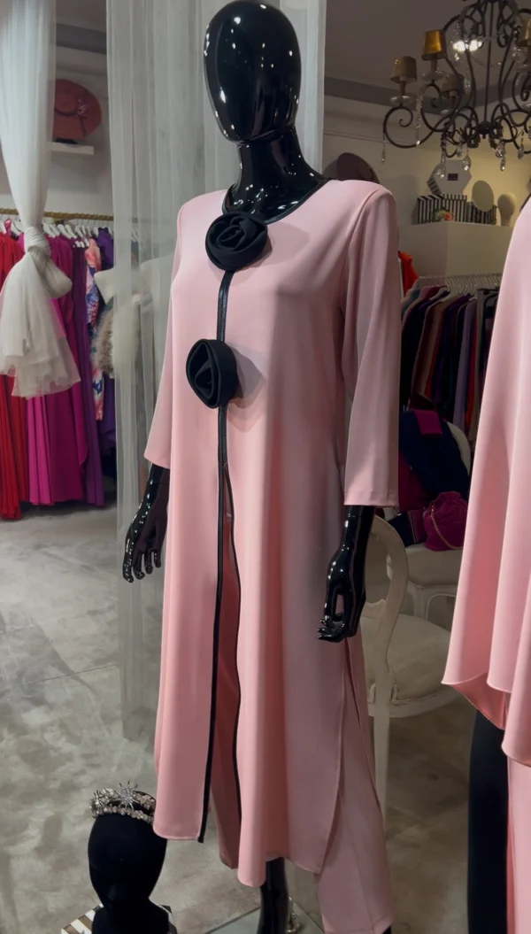 Conjunto de fiesta con flores negras y ribetes