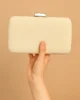 Bolso clutch de antelina amarillo claro