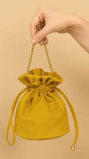 Bolso bombonera de antelina mostaza