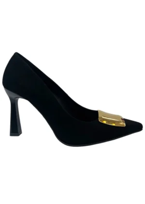 Zapato de tacón negro con broche dorado