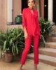 Conjunto rojo de pantalon y blusa con plumas
