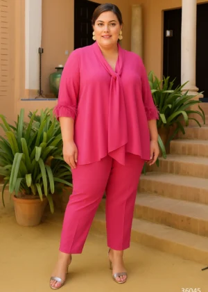Conjunto coral de pantalon y blusa con plumas