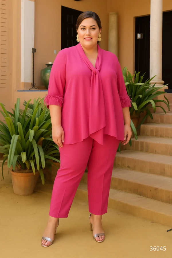 Conjunto coral de pantalon y blusa con plumas