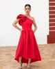 Vestido de fiesta midi asimétrico con tablas rojo