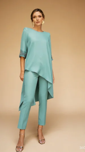 Conjunto color hielo con casaca fluida y pantalón pitillo