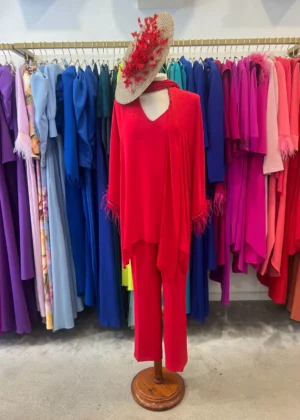 Conjunto rojo de pantalon y blusa con plumas