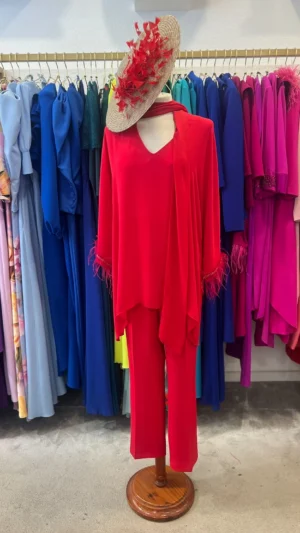 Conjunto rojo de pantalon y blusa con plumas