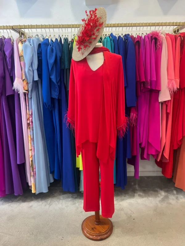 Conjunto rojo de pantalon y blusa con plumas