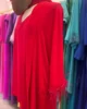 Conjunto rojo de pantalon y blusa con plumas