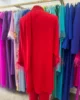 Conjunto rojo de pantalon y blusa con plumas