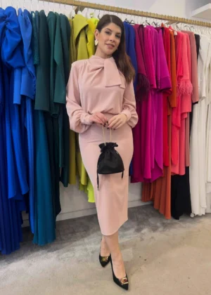 Vestido de fiesta midi con lazada al cuello nude