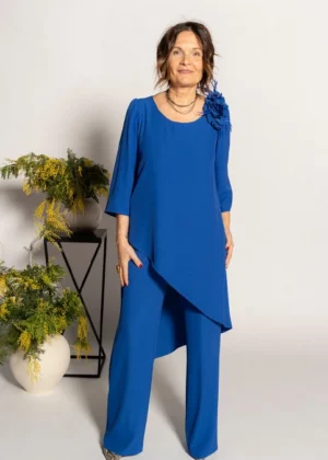 Conjunto de pantalón ancho y casaca asimétrica con flor