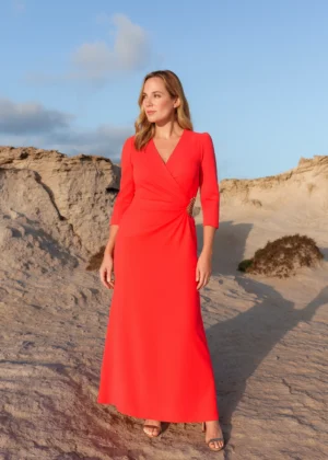 Vestido de fiesta largo drapeado con evassé coral