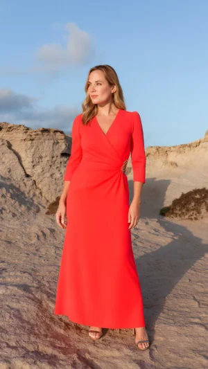 Vestido de fiesta largo drapeado con evassé coral