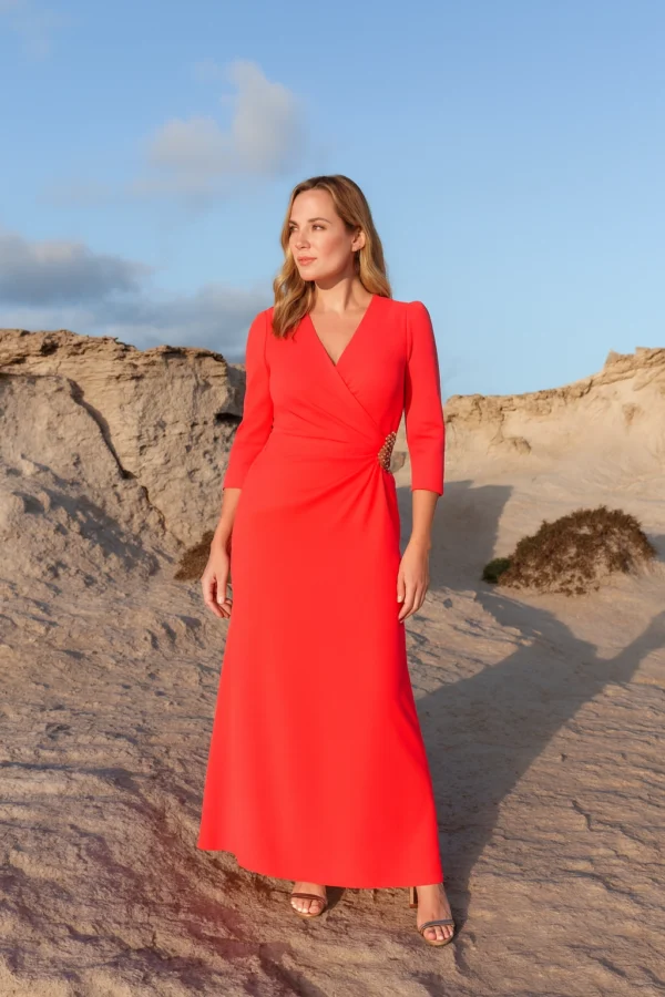 Vestido de fiesta largo drapeado con evassé coral