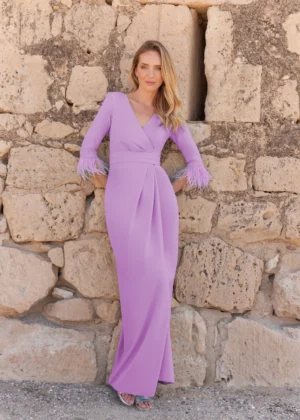 Vestido de fiesta largo con plumas en la manga