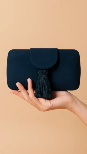 Clutch ovalado azul petroleo con borla de flecos