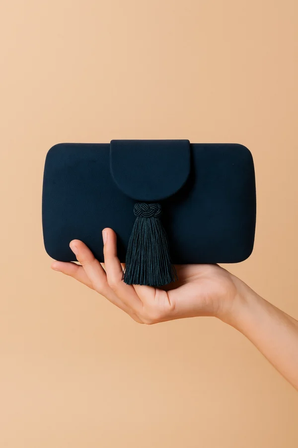 Clutch ovalado azul petroleo con borla de flecos