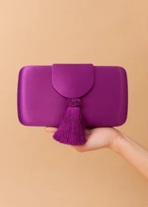Clutch ovalado violeta con borla de flecos