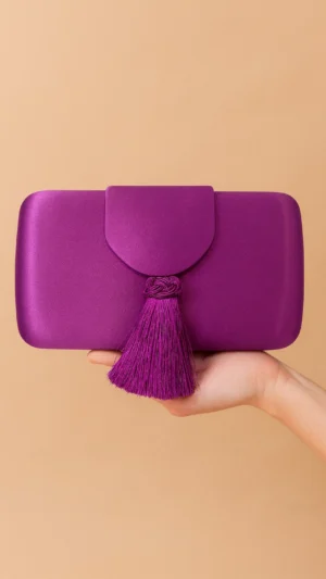 Clutch ovalado violeta con borla de flecos