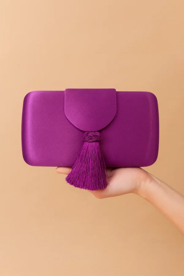 Clutch ovalado violeta con borla de flecos