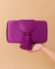 Clutch ovalado violeta con borla de flecos