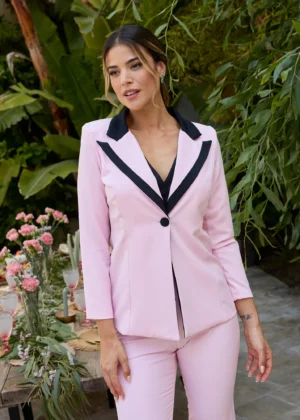 raje sastre rosa para invitadas de boda en Gijón, Asturias, con solapa negra y corte elegante