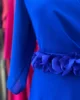 Vestido midi azul tinta con falda de vuelo y flores de tela Vestido midi azul tinta con falda de vuelo y flores de tela