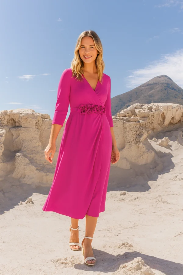Vestido midi de vuelo con adorno de flores fucsia