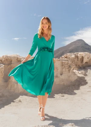 Vestido midi de vuelo con adorno de flores turquesa